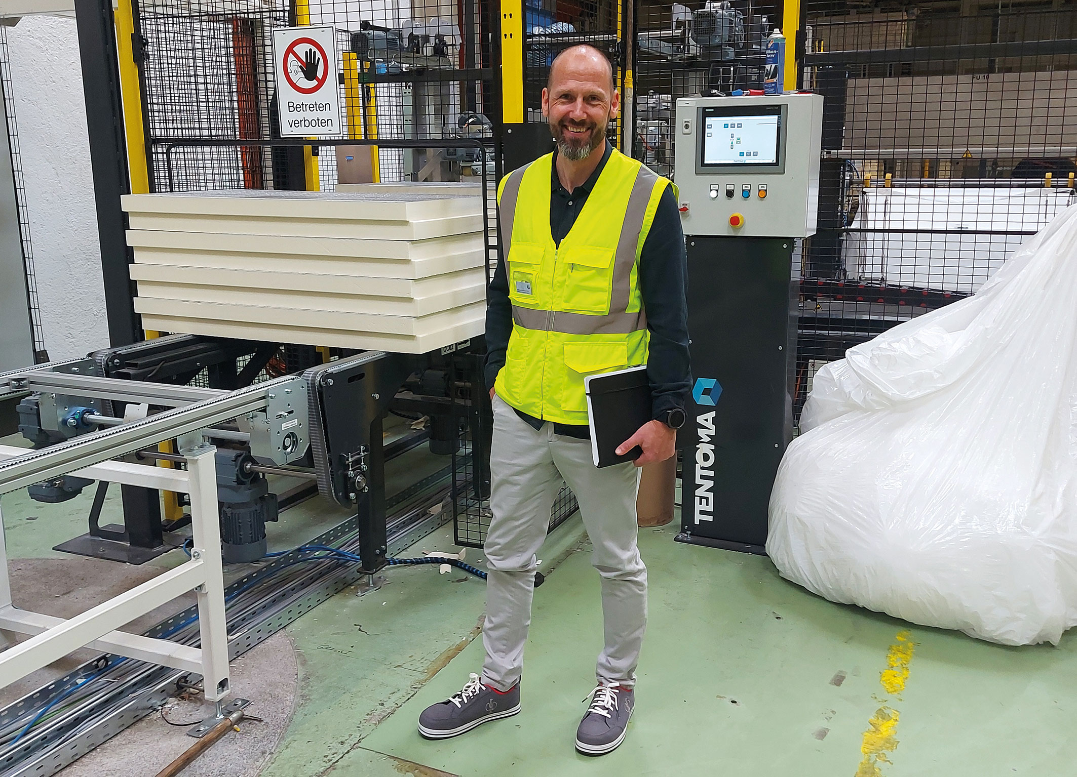 Production manager, Mr Markus Brandstätter: ”We are satisfied with the capacity and the packaging quality of the new RoRo StretchPack® packaging solution”.